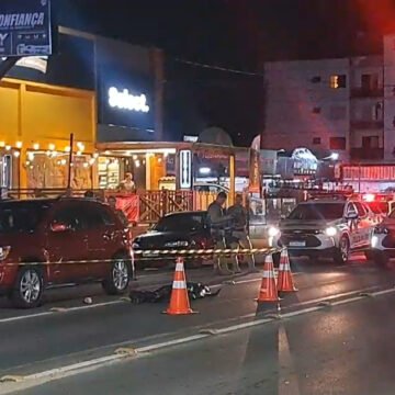 Empresária é morta a tiros dentro do carro em Tubarão Empresária é morta a tiros dentro do carro em Tubarão