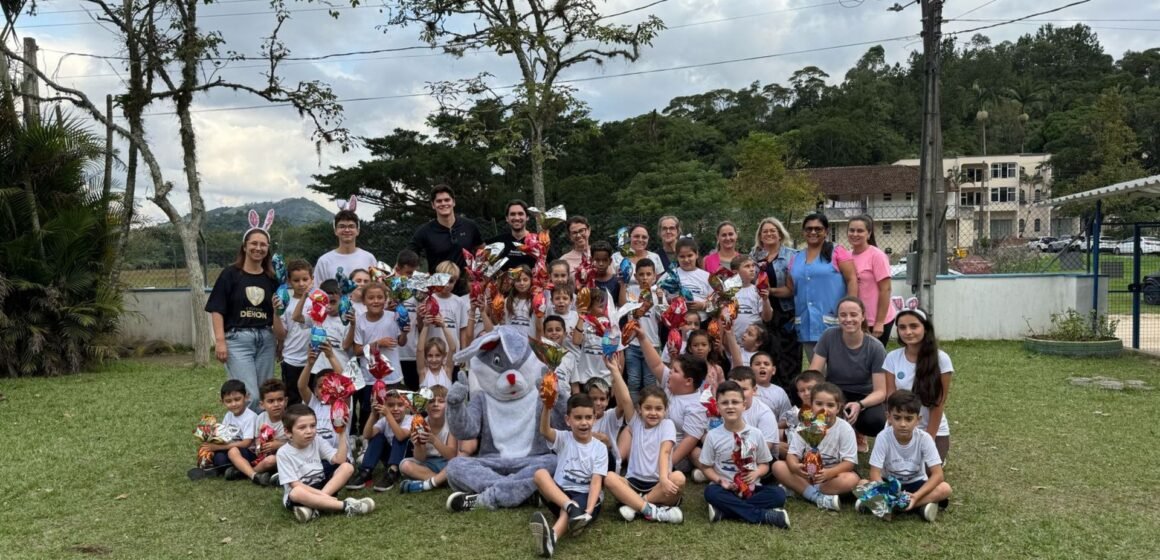 Mais de 500 ovos de Páscoa produzidos por voluntários são doados, em Tubarão