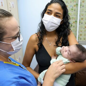 Bebê prematuro desafia estatísticas e sobrevive após nascer com 23 semanas em SC Bebê prematuro desafia estatísticas e sobrevive após nascer com 23 semanas em SC