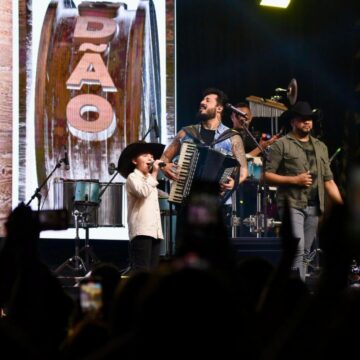 Fã mirim realiza sonho de cantar com a banda Traia Véia em show na Hangar 737