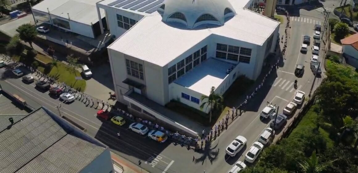 Abraço simbólico reúne cerca de 350 fiéis na Catedral de Tubarão Abraço simbólico reúne cerca de 350 fiéis na Catedral de Tubarão
