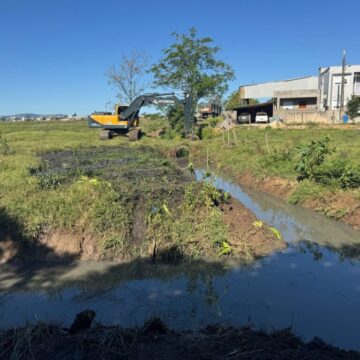Valas e córregos do bairro São Bernardo, em Tubarão, passam por limpeza