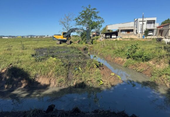 Valas e córregos do bairro São Bernardo, em Tubarão, passam por limpeza
