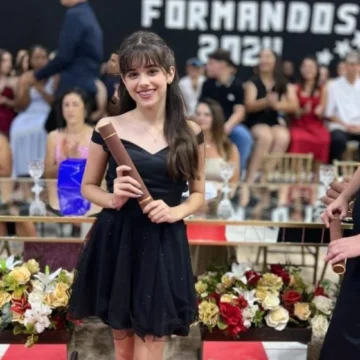 Aluna de Tubarão recebe homenagem por ouro na OBMEP