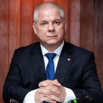 Presidente do INSS é afastado após operação sobre fraude de R$ 6,3 bilhões Presidente do INSS é afastado após operação sobre fraude de R$ 6,3 bilhões