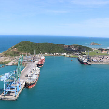 Portos de Santa Catarina lideram movimentação de contêineres no Sul do Brasil