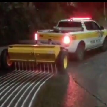 Polícia Militar joga mais de 500 quilos de sal na Serra do Rio do Rastro para evitar gelo Polícia Militar joga mais de 500 quilos de sal na Serra do Rio do Rastro para evitar gelo