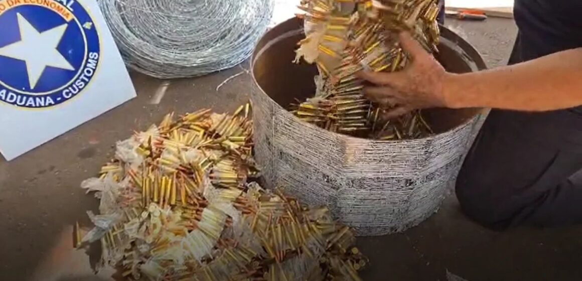 Receita Federal apreende munição para fuzil escondido em latas, em Cascavel Receita Federal apreende munição para fuzil escondido em latas, em Cascavel