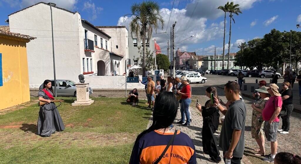Caminhada no Centro Histórico celebra Dia do Turismo e valoriza atuação dos guias em Laguna
