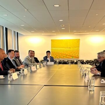 Governo de SC solicita apoio da embaixadora brasileira em Washington diante da ameaça da gripe aviária