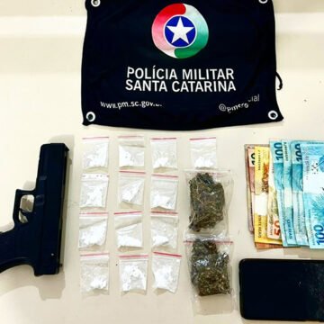 Adolescente é flagrado com drogas e simulacro após fugir da PM em Tubarão
