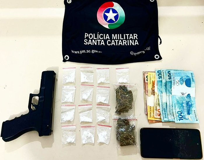 Adolescente é flagrado com drogas e simulacro após fugir da PM em Tubarão