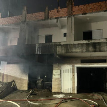 Incêndio destrói loja de eletrônicos em Tubarão