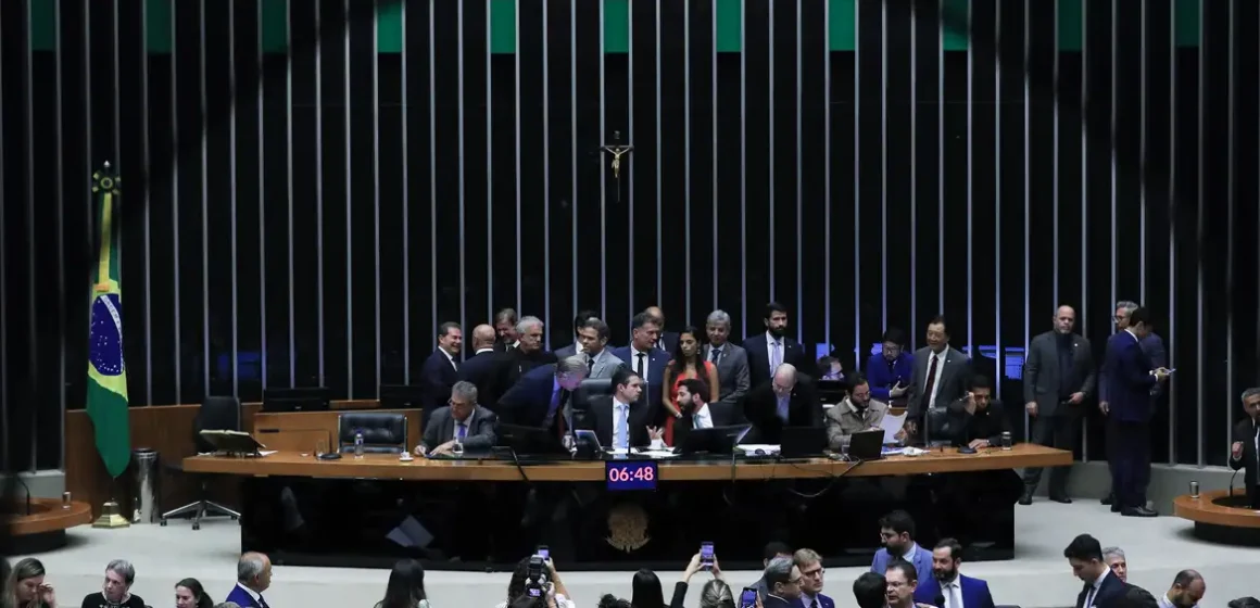 Câmara aprova urgência para projeto que proíbe desconto automático no INSS Câmara aprova urgência para projeto que proíbe desconto automático no INSS