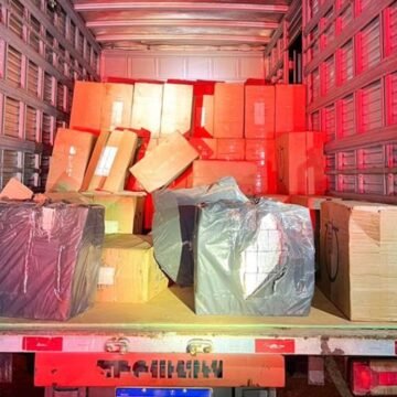 Caminhoneiro é preso com carga de cigarros após perseguição na BR-101