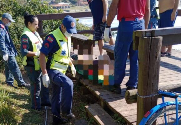 Corpo de homem é encontrado boiando em praia de Imbituba