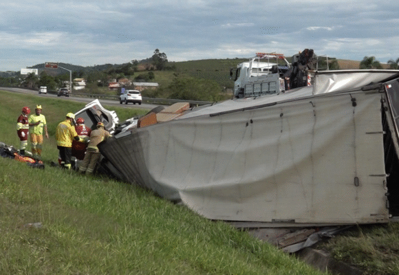 Caminhoneiro fica preso às ferragens após acidente na BR-101