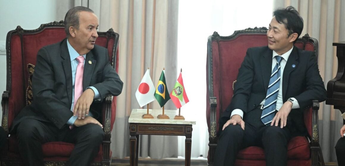 Governador viaja para Japão e China em defesa de SC contra embargos comerciais Governador viaja para Japão e China em defesa de SC contra embargos comerciais