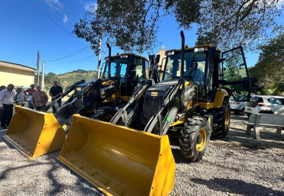 Pescaria Brava reforça frota da agricultura com aquisição de duas retroescavadeiras