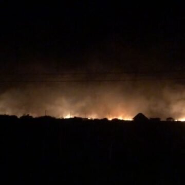 Incêndio em vegetação atinge grande área e ameaça casas em Laguna