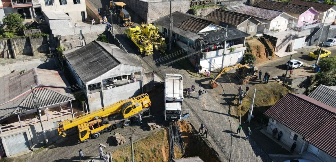 Caminhão é removido de local após acidente em Orleans
