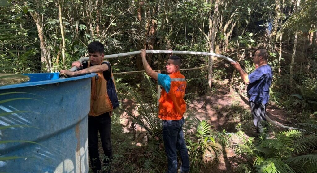 Defesa Civil entrega 30 mil litros de água no Km 60 Defesa Civil entrega 30 mil litros de água no Km 60