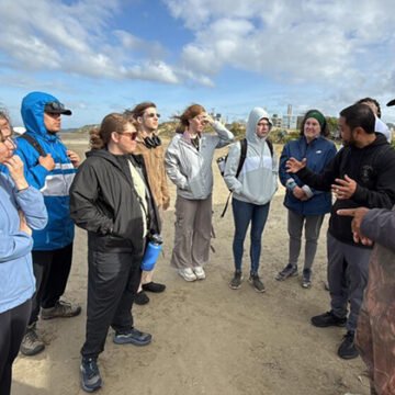 Pesca com botos encanta estudantes dos EUA em Laguna