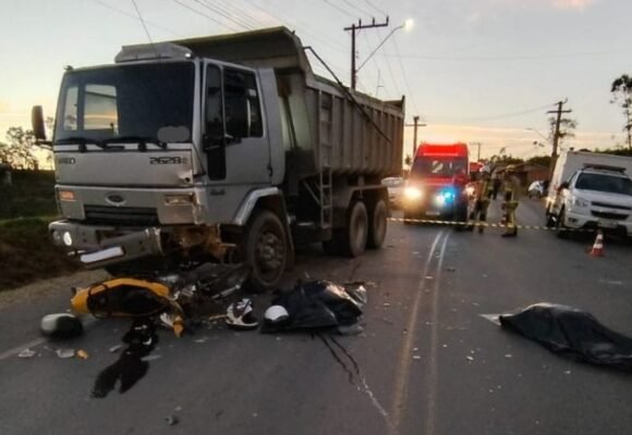 Mãe e filho morrem em acidente entre moto e caminhão em Sangão