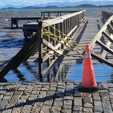 Ventos de mais de 80 km/h causam transtornos na região; mar segue agitado nesta terça