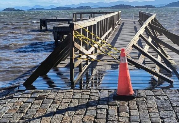 Ventos de mais de 80 km/h causam transtornos na região; mar segue agitado nesta terça