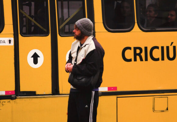Prefeito se passa por morador de rua em cidade da região