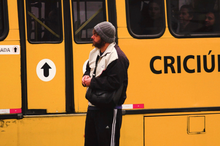 Prefeito se passa por morador de rua em cidade da região