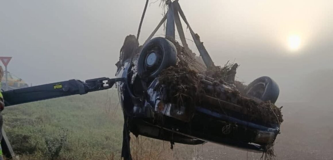 Casal morre após carro capotar e cair em rio na BR-101, em Sangão