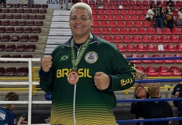 Atleta tubaronense conquista bronze no Mundial de Muaythai na Itália