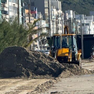 Prefeitura de Laguna inicia limpeza após vendaval e ressaca do mar