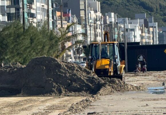Prefeitura de Laguna inicia limpeza após vendaval e ressaca do mar