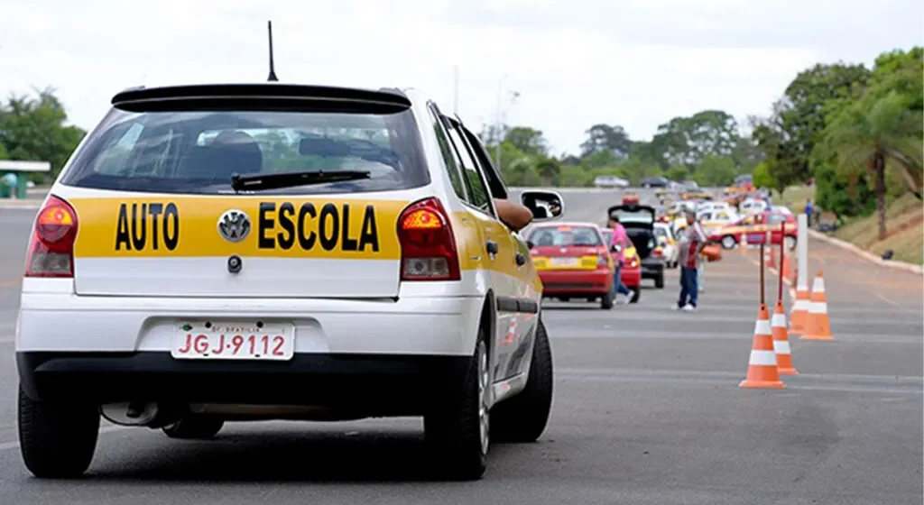 Governo estuda fim da obrigatoriedade de aulas em autoescolas para tirar CNH