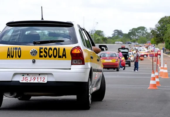 Governo estuda fim da obrigatoriedade de aulas em autoescolas para tirar CNH