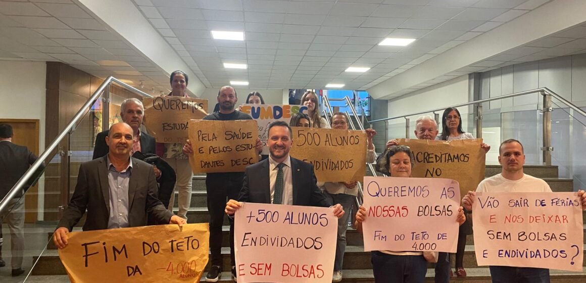 Universitários da Unisul voltam à Alesc para pedir mudanças no Universidade Gratuita Universitários da Unisul voltam à Alesc para pedir mudanças no Universidade Gratuita