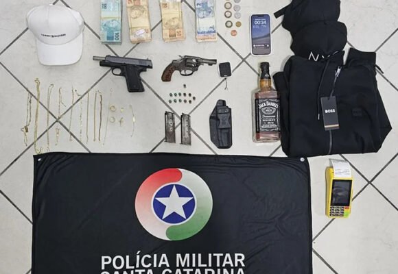 Trio armado invade casa e faz casal refém em Imbituba