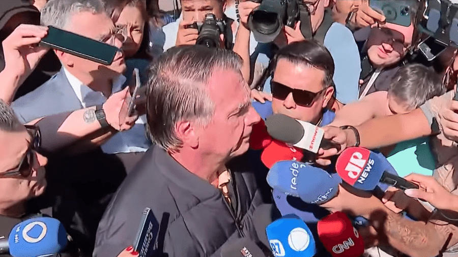 Bolsonaro diz que investigação é política e chama medidas do STF de “suprema humilhação” Bolsonaro diz que investigação é política e chama medidas do STF de “suprema humilhação”
