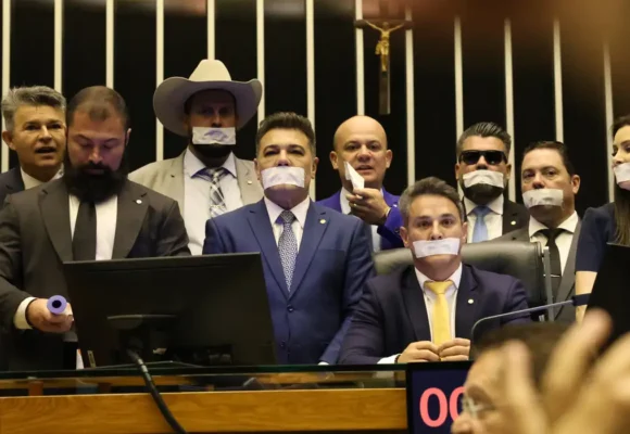 Oposição ocupa plenários do Congresso em protesto contra prisão de Bolsonaro