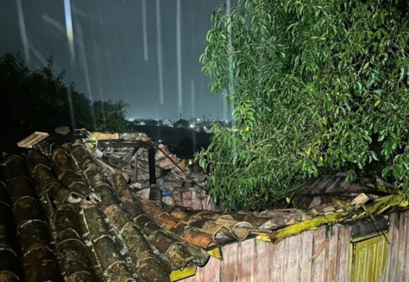 Frente fria causa estragos em telhados e mobiliza Defesa Civil em Tubarão
