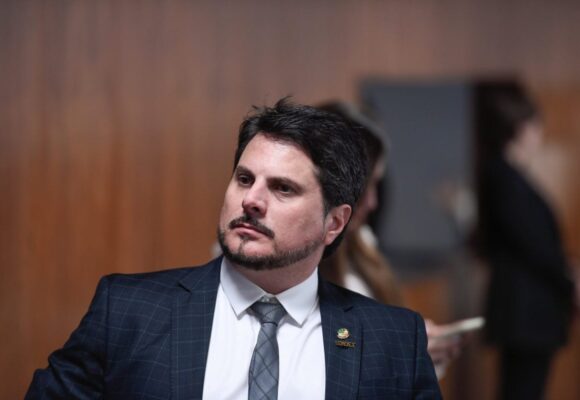 Alexandre de Moraes impõe novas restrições a Marcos do Val, que passa a usar tornozeleira eletrônica