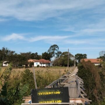 Defesa Civil alerta usuários que insistem em atravessar ponte interditada em Tubarão Defesa Civil alerta usuários que insistem em atravessar ponte interditada em Tubarão