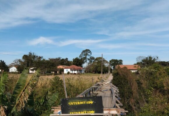 Defesa Civil alerta usuários que insistem em atravessar ponte interditada em Tubarão