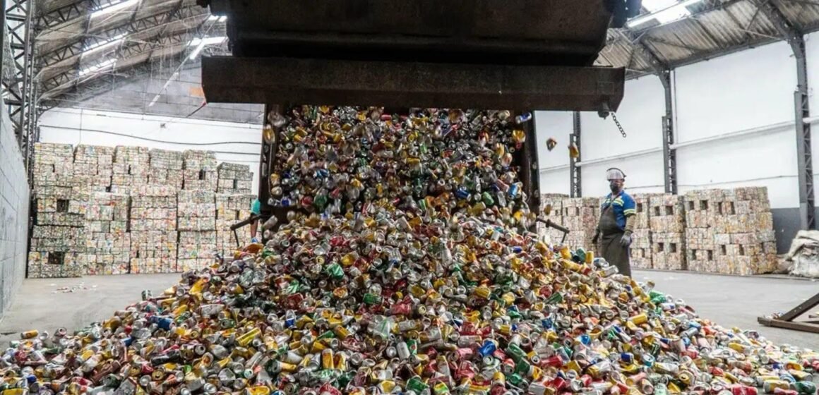 Brasil recicla 97,3% das latinhas de alumínio em 2024, segundo Abralatas Brasil recicla 97,3% das latinhas de alumínio em 2024, segundo Abralatas