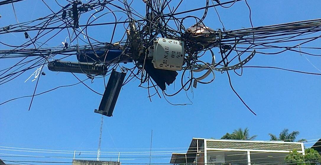 Nova etapa de retirada de fios obsoletos será realizada nesta quinta-feira em Tubarão