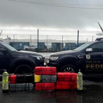 Bope e PF apreendem 277 quilos de cocaína em navio, em Imbituba