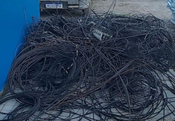 Mutirão retira 400 quilos de cabos inutilizados em Imbituba